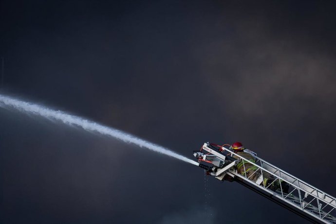 Equipos de Bomberos de Canadá extinguen un incendio