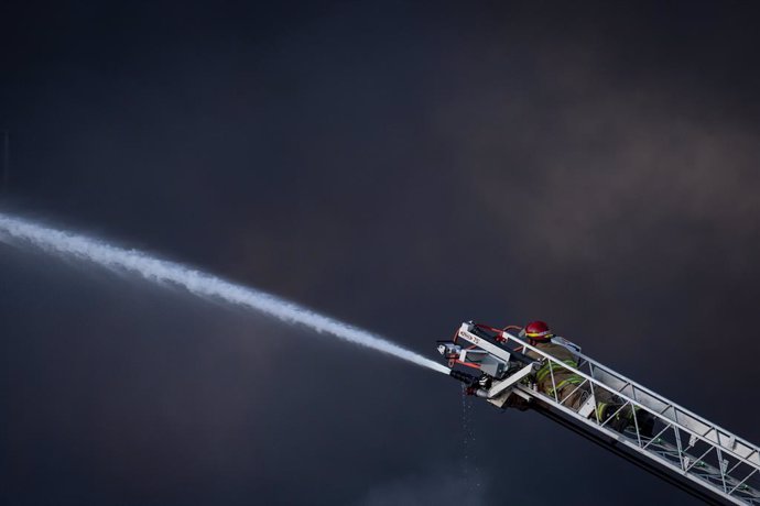 Equipos de Bomberos de Canadá extinguen un incendio