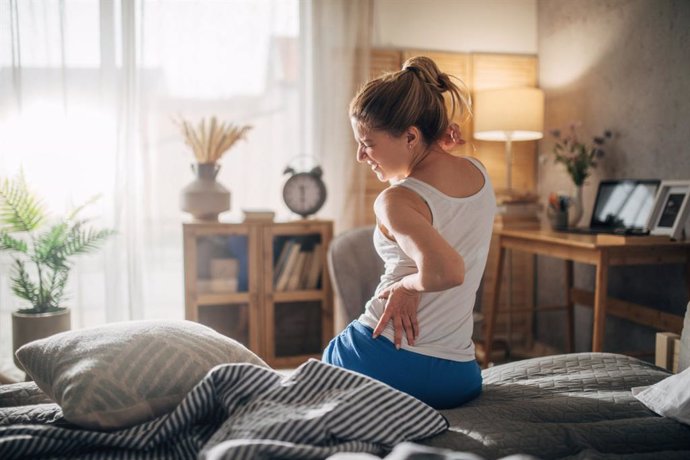 Archivo - Mujer en la cama con dolor de espalda