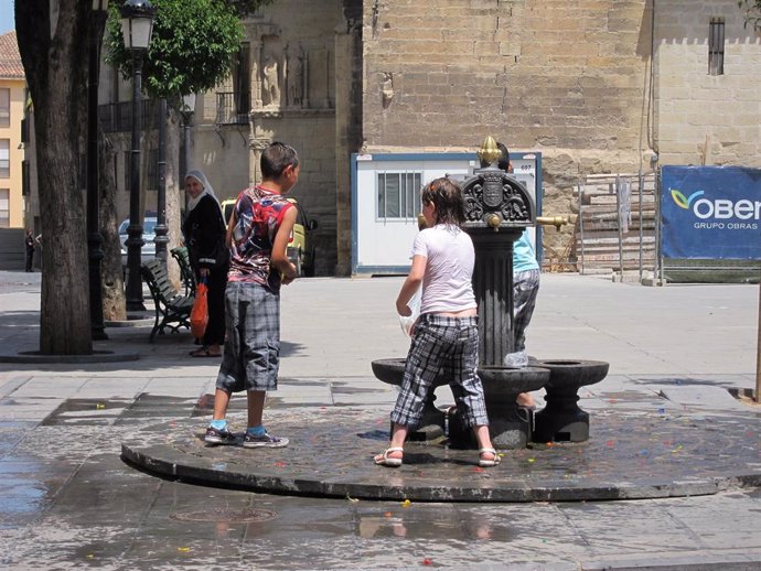 Archivo -     La Ribera riojana entrará mañana, martes 26 de junio, en alerta amarilla (de riesgo) por calor. Una situación que ya ha llegado a gran parte del resto de España que hoy, lunes 25 de junio, tendrá que resistir una masa de aire muy cálido y se