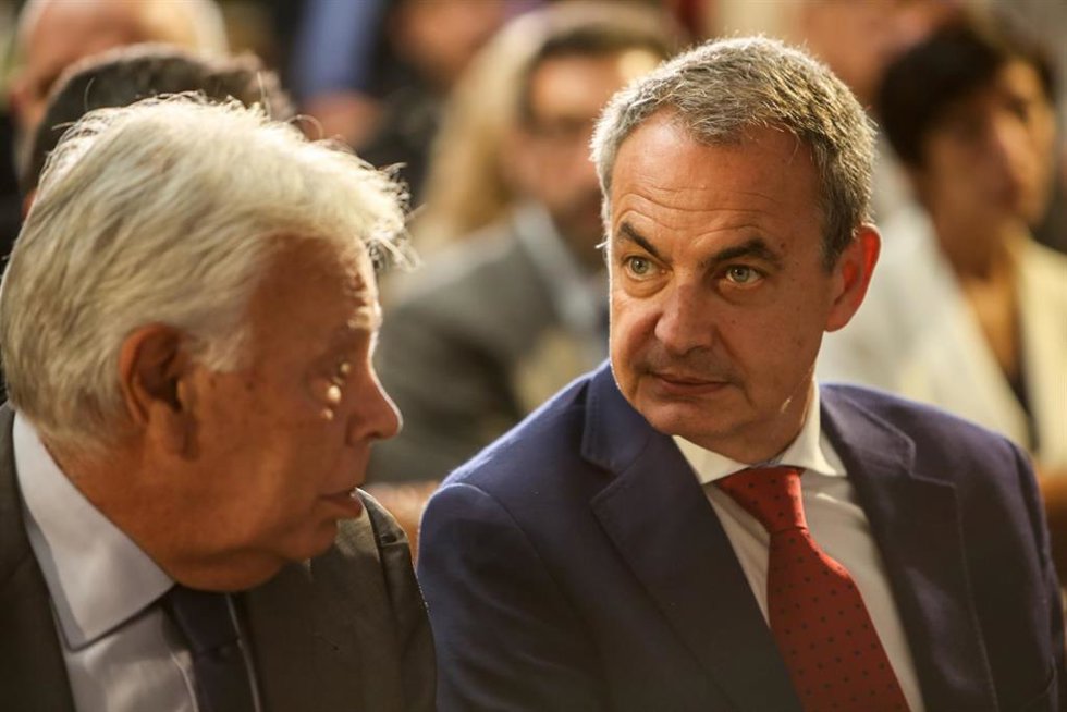 Archivo - Los expresidentes del Gobierno Felipe González y José Luis Rodríguez Zapatero en el acto de reconocimiento a la cooperación hispano-francesa en la lucha contra el terrorismo en el Palacio de La Moncloa