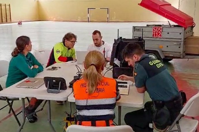 El puesto de mando avanzado para la coordinación de la búsqueda se encuentra situado en el polideportivo de La Gándara.