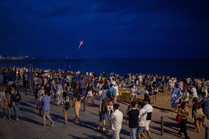 Celebración en la playa de la verbena de Sant Joan, a 23 de junio de 2024, en Barcelona, Catalunya