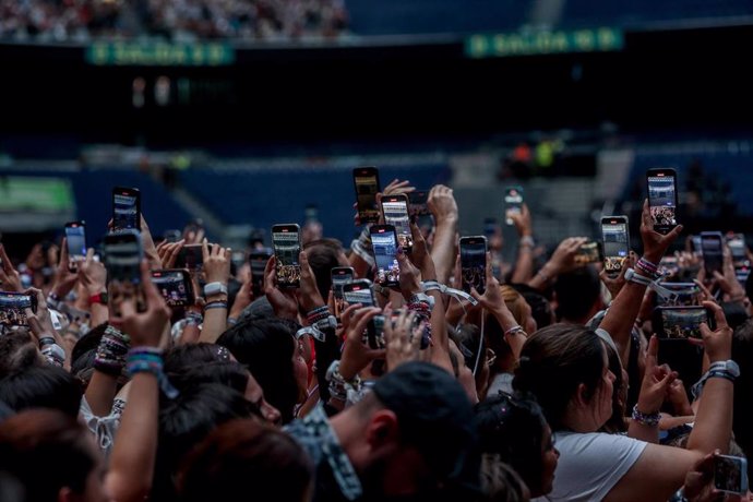 Decenas de personas durante la primera de las dos actuaciones de Taylor Swift en el Estadio Santiago Bernabéu, a 29 de mayo de 2024