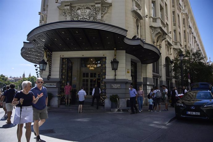 Archivo - Vista exterior y entrada del hotel de lujo Palace, desde 2006 'The Westin Palace, Madrid, a 26 de junio