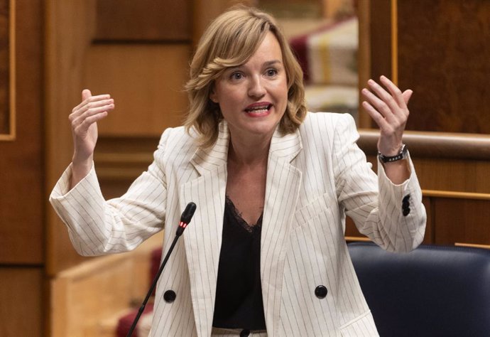 La ministra de Educación, Formación Profesional y Deportes, Pilar Alegría, interviene durante una sesión de control al Gobierno, en el Congreso de los Diputados, a 19 de junio de 2024, en Madrid (España). El presidente del Gobierno, Pedro Sánchez, respond