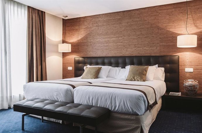 Archivo - Habitación del nuevo hotel de la cadena Ilunion en San Sebastián