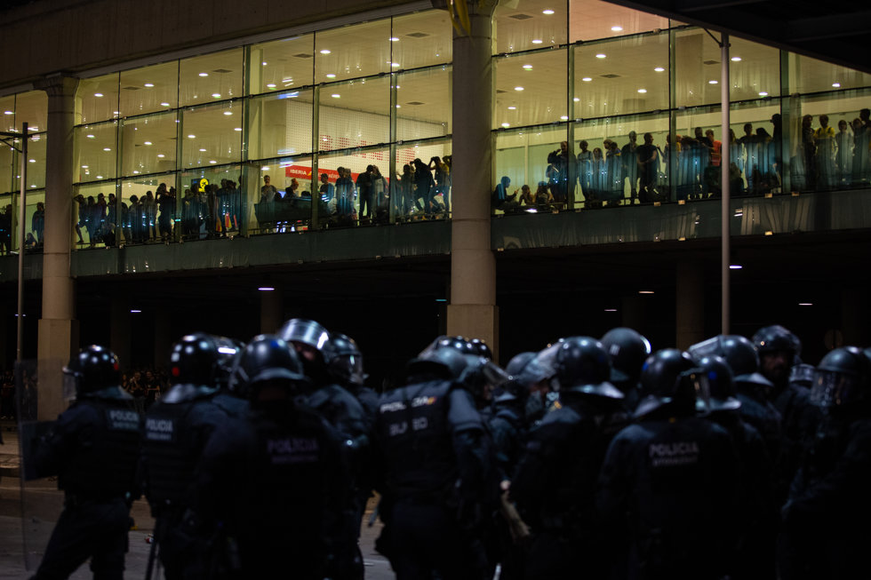 Policías y manifestantes en el Aeropuerto de Barcelona-El Prat, donde se ha producido una protesta por la sentencia del Tribunal Supremo sobre el juicio del procés, en Barcelona (España), a 14 de octubre de 2019.