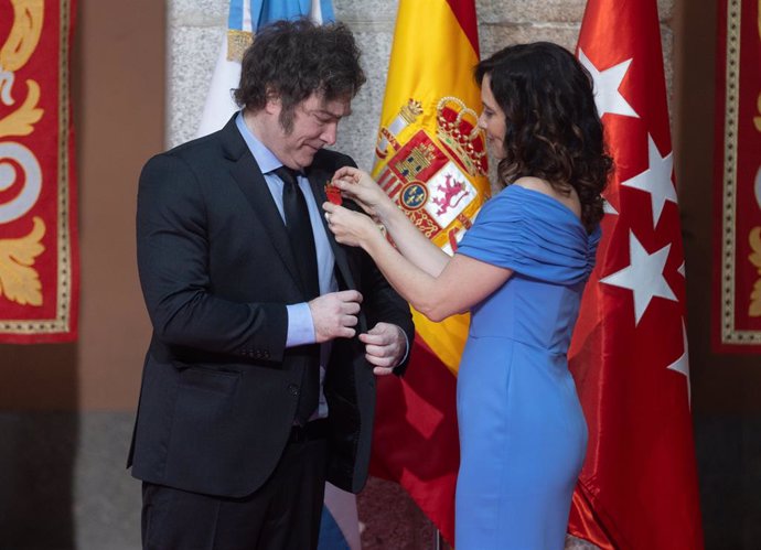 La presidenta de la Comunidad de Madrid, Isabel Díaz Ayuso, condecora al presidente de la República Argentina, Javier Milei, en la Real Casa de Correos, a 21 de junio de 2024, en Madrid (España). Ayuso concede hoy a Milei la Medalla Internacional de la Co