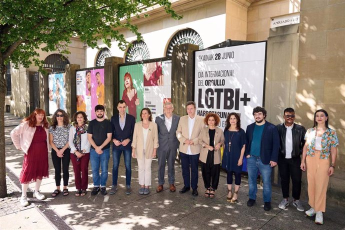 El vicepresidente Taberna junto a Patricia Abad, Patxi Vera, representantes políticos y Alizia Izal, Belén Irureta, Alysson Rodrigues, personas que protagonizan la campaña del 28J