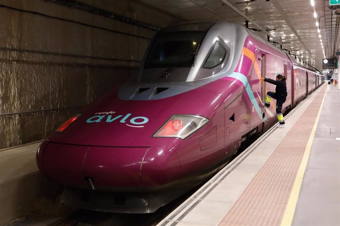 Archivo - Un tren de Avlo en la Estación de Murcia El Carmen