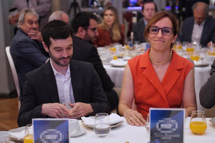 El ministro de Derechos Sociales y Agenda 2030, Pablo Bustinduy, y la ministra de Sanidad, Mónica García, durante el desayuno informativo del Foro Salud de Nueva Economía Fórum, en el Hotel Mandarin Oriental Ritz, a 24 de junio de 2024, en Madrid (España)