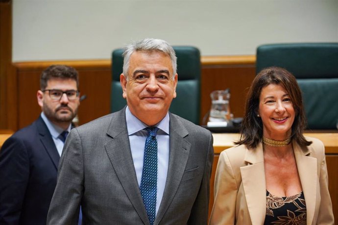 El presidente del PP vasco, Javier de Andrés (c), a su llegada al pleno de designación del lehendakari del Gobierno Vasco, en el Parlamento Vasco, a 20 de junio de 2024, en Vitoria-Gasteiz, Álava, País Vasco (España). 