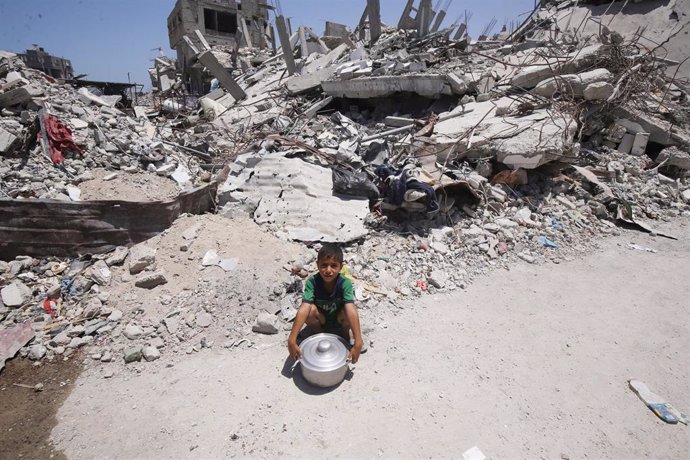 Un niño palestino junto a un edificio destruido por los bombardeos del Ejército de Israel contra la ciudad de Jan Yunis, en el sur de la Franja de Gaza (archivo)