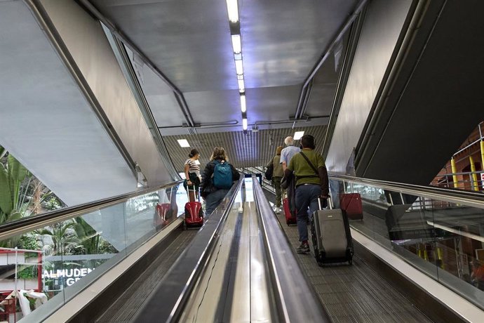 Archivo - Arxiu - Viatgers amb maletes