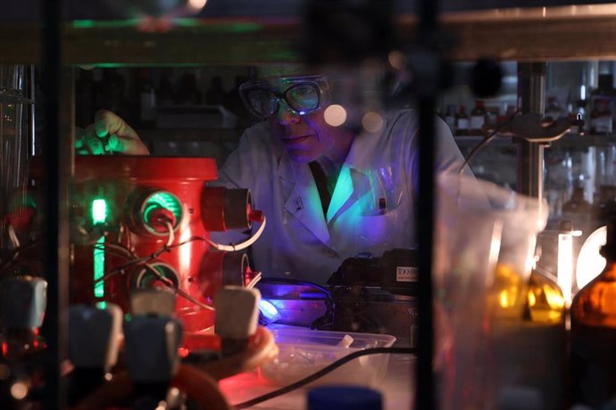 Imagen de una investigadora con una sonda fluorescente