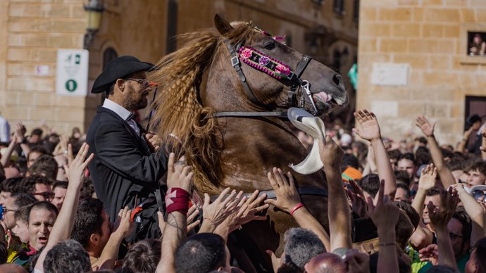 Un jinete con su caballo durante la fiesta de Caragol des Born, en las Fiestas populares de Sant Joan de Ciutadella, a 23 de junio de 2024, en Menorca, Islas Baleares (España).