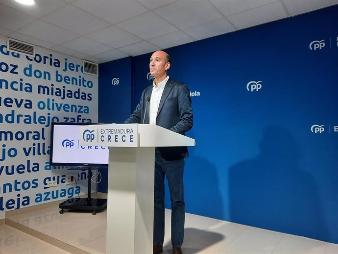 El portavoz del PP de Extremadura, José Ángel Sánchez Juliá, en rueda de prensa en Mérida