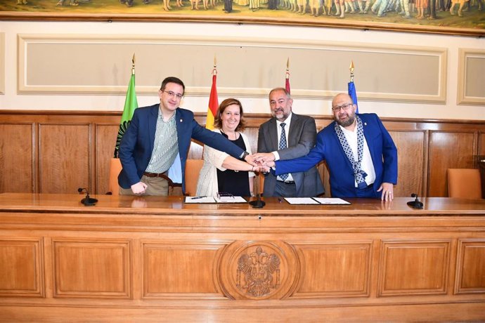 La presidenta de la Diputación de Toledo, Concepción Cedillo, y el rector de la Universidad de Castilla-La Mancha, José Julián Garde, han suscrito un convenio de colaboración.