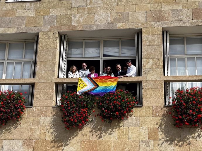 El Ayuntamiento de Logroño recibe la bandera LGTBIQ+ con motivo de la celebración del Orgullo