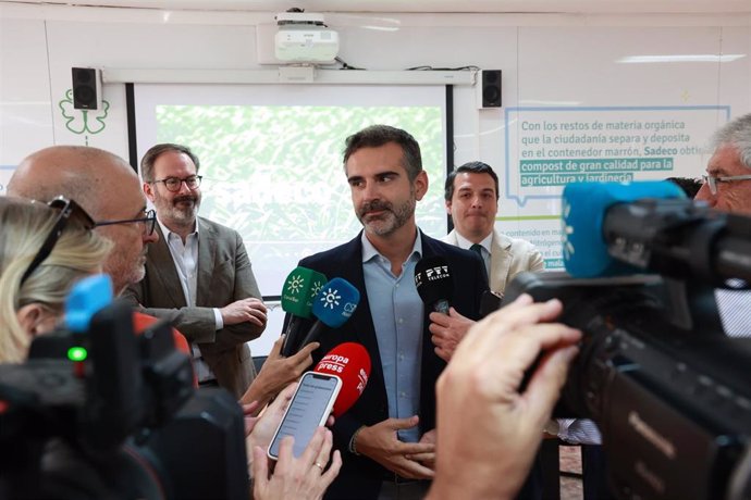 Fernández-Pacheco atiende a los periodistas en el Complejo Medioambiental de Sadeco.