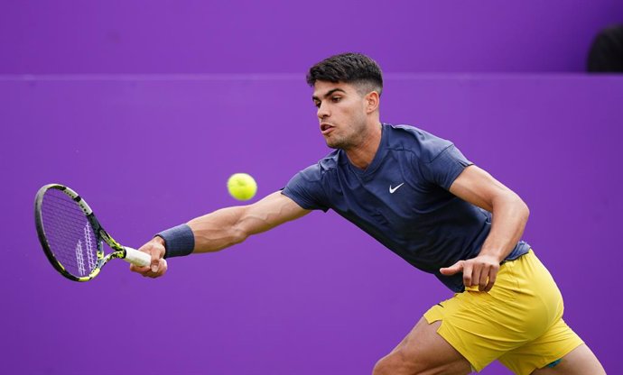 18 June 2024, United Kingdom, London: Spanish tennis player Carlos Alcaraz in action against Argentine tennis player Francisco Cerundolo during their men's singles match on day four of the cinch Championships at The Queen's Club. Photo: Zac Goodwin/PA Wir