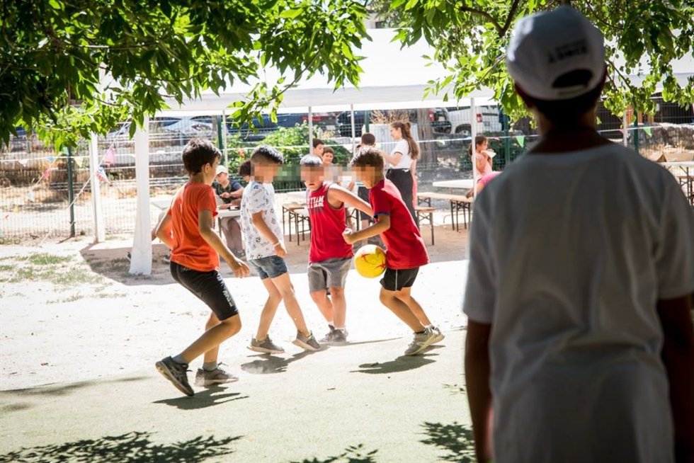 Un total de 110 niños y jóvenes de entre seis y 17 años con y sin discapacidad participan en el campamento inclusivo que este año organiza la ONCE de Málaga para participantes de toda Andalucía.