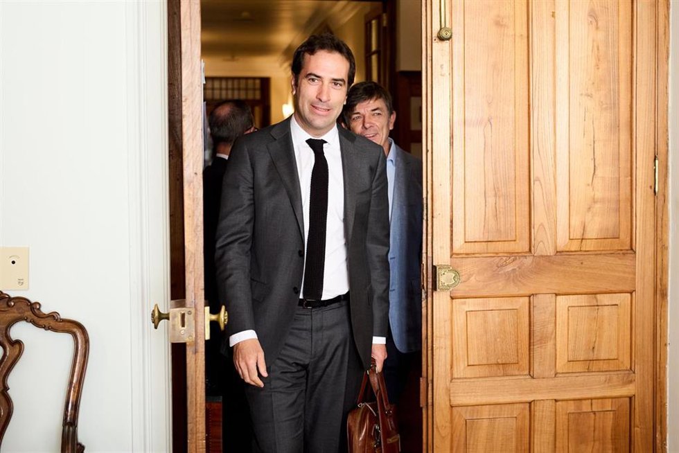 El ministro de Economía, Comercio y Empresa, Carlos Cuerpo,  a su llegada a la inauguración del curso de verano de la Asociación de Periodistas de Información Económica (APIE) sobre 'El rol de las empresas en la nueva economía', enmarcado en los Cursos 
