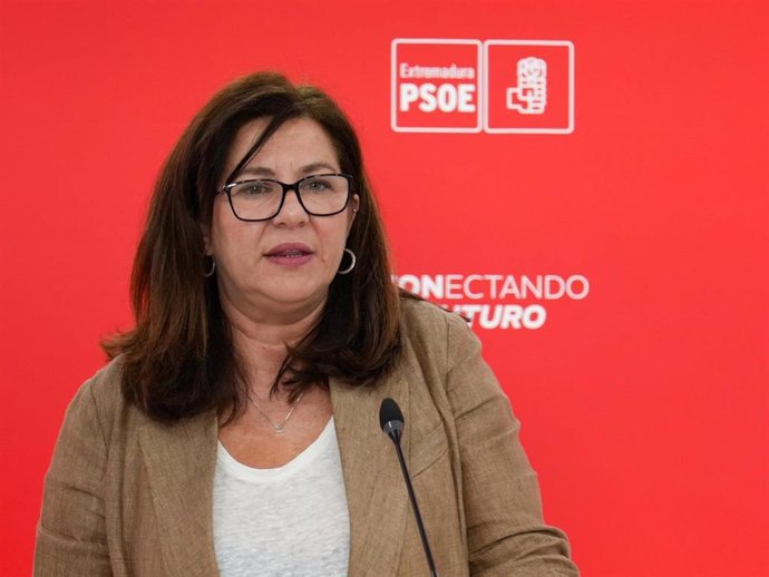 Archivo - La vicesecretaria del PSOE de Extremadura, Eva María Pérez, en rueda de prensa.