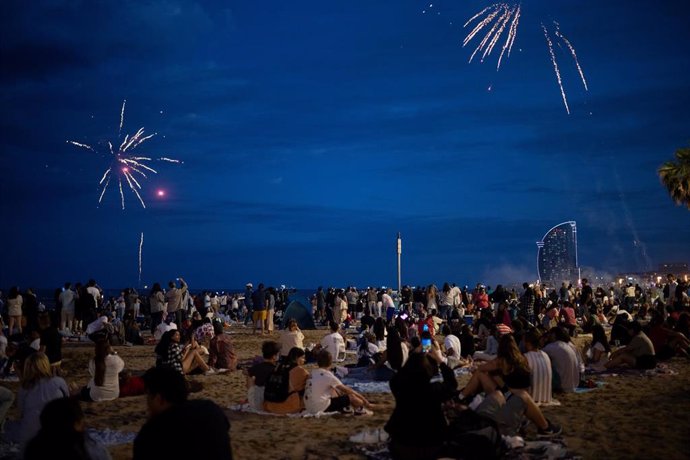 Celebración en la playa de la verbena de Sant Joana 23 de junio de 2024, en Barcelona, Catalunya