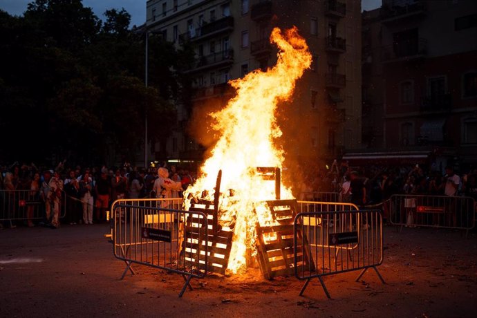 Una hoguera durante la verbena de Sant Joan, a 23 de junio de 2024, en Barcelona