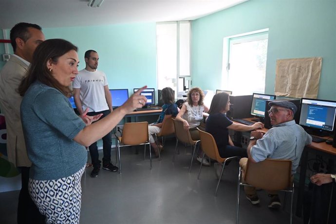 La consejera de Movilidad y Transformación Digital, María González Corral, en su visita al centro de competencias digitales de la localidad vallisoletana de Serrada.