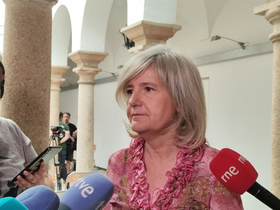 La consejera de Cultura, Turismo, Jóvenes y Deportes y portavoz de la Junta, Victoria Bazaga, en declaraciones a los medios antes de la presentación de 'Medea' en Mérida