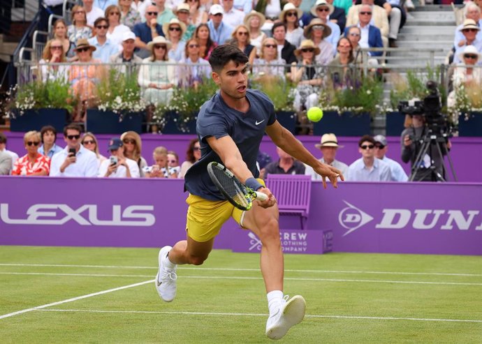 Carlos Alcaraz en el torneo Cinch Championships Queens Club durante el partido del 18 de junio de 2024.