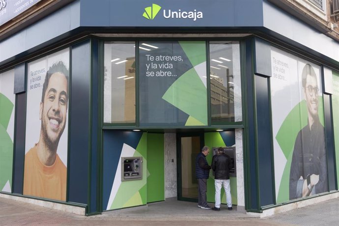 Archivo - Unicaja lanza una tarifa plana de TPV para comercios.