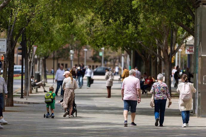 Archivo - Varias personas paseando por la calle en Palma.