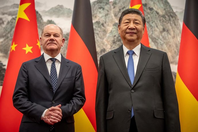 Archivo - 16 April 2024, China, Beijing: Chinese President Xi Jinping (R) welcomes German Chancellor Olaf Scholz at the State Guest House. Photo: Michael Kappeler/dpa