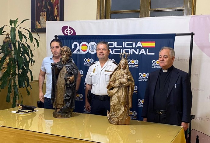 Las tallas recuperadas, La Virgen del Rosario y San Antón Abad, sustraídas de la iglesia de Santa Eulalia en Villaldavín (Palencia) en 2016.
