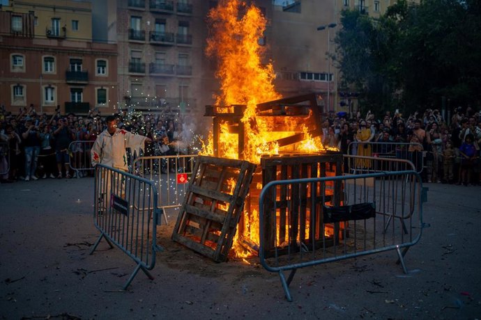 Una hoguera durante la verbena de Sant Joan, a 23 de junio de 2024, en Barcelona, Catalunya