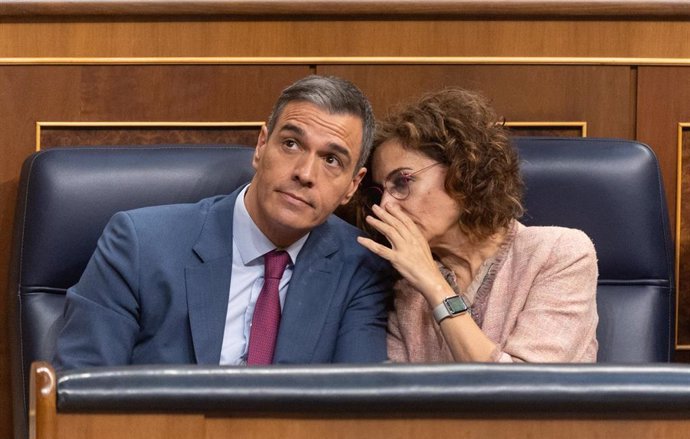 El presidente del Gobierno, Pedro Sánchez y la vicepresidenta primera y ministra de Hacienda, María Jesús Montero, durante un pleno en el Congreso de los Diputados, a 20 de junio de 2024, en Madrid (España).