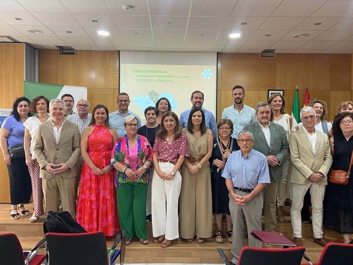 La delegada Salud y Consumo de la Junta de Andalucía en Córdoba, María Jesús Botella (centro), en la jornada de la Estrategia de Promoción de Vida Saludable.