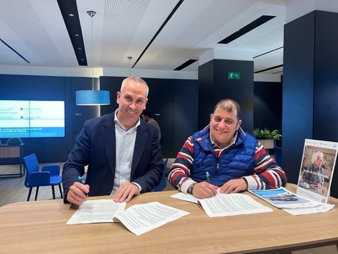 Borja Boto (i) y José Rey, durante la firma del acuerdo.