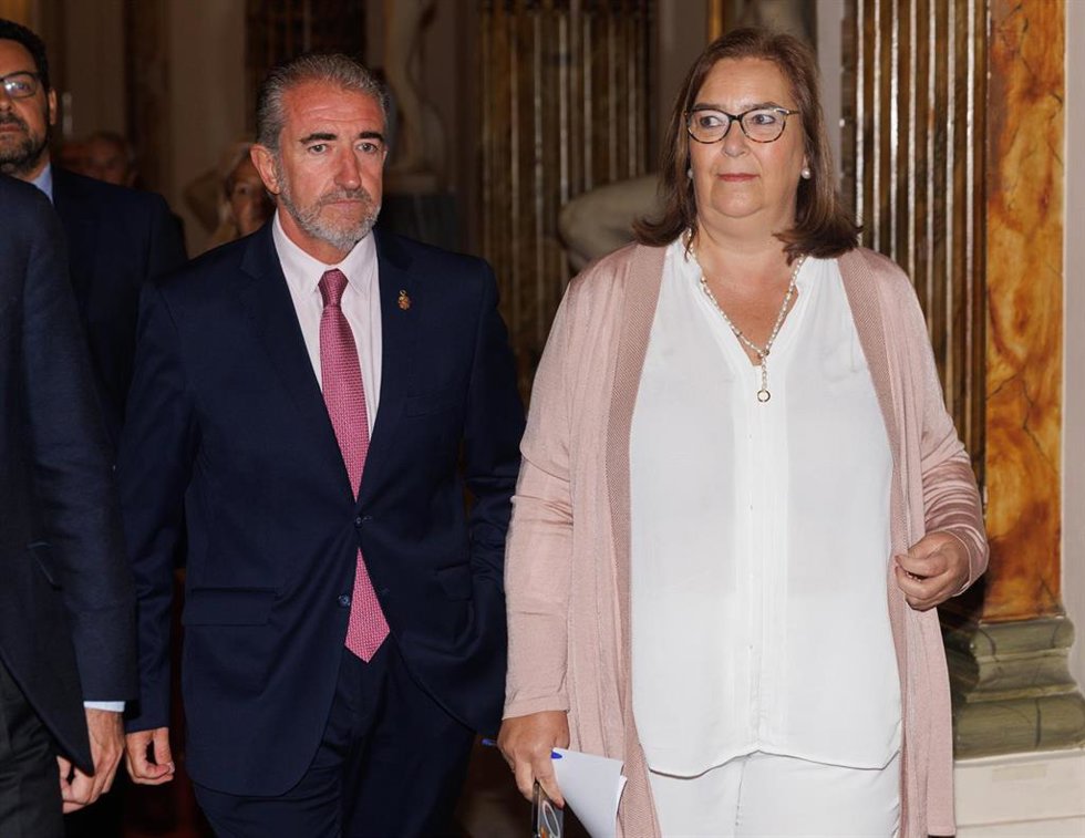 Archivo - La presidenta de la Asociación Víctimas del Terrorismo, Maite Araluce, y el consejero Miguel Folguera