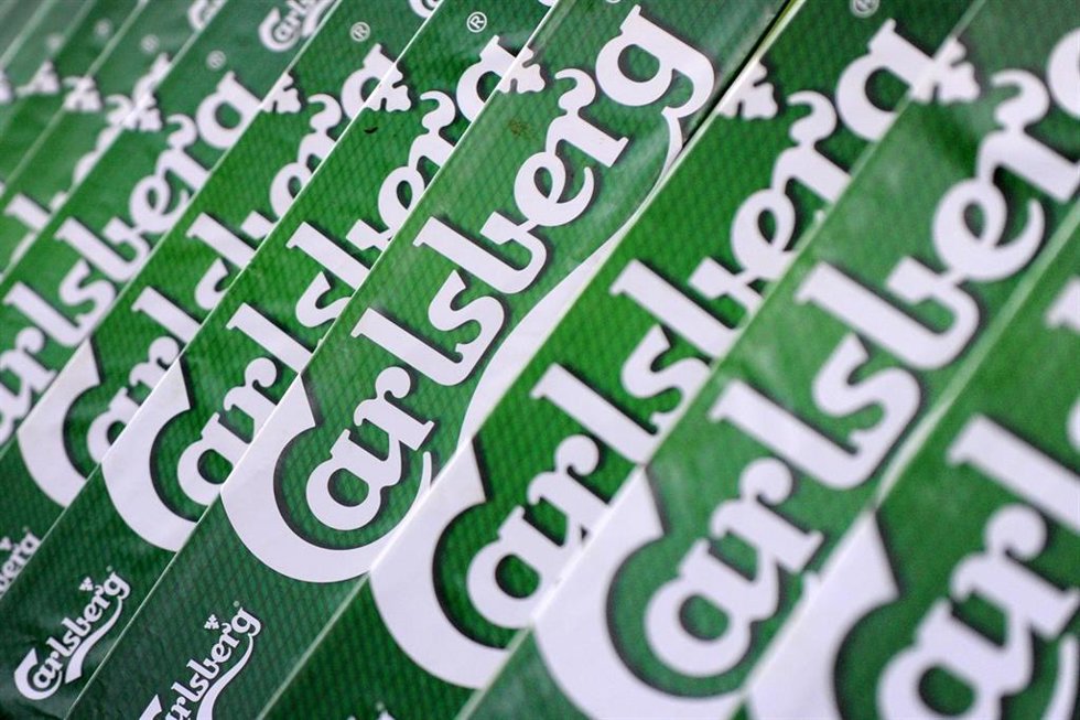 Archivo - FILED - 22 October 2010, Hamburg: Advertising boards of the Carlsberg brewery. Danish brewer Carlsberg A/S reported strong first quarter results on 30 April, with revenue growing by 4.4\% year-over-year. First-quarter revenue increased to 17.1