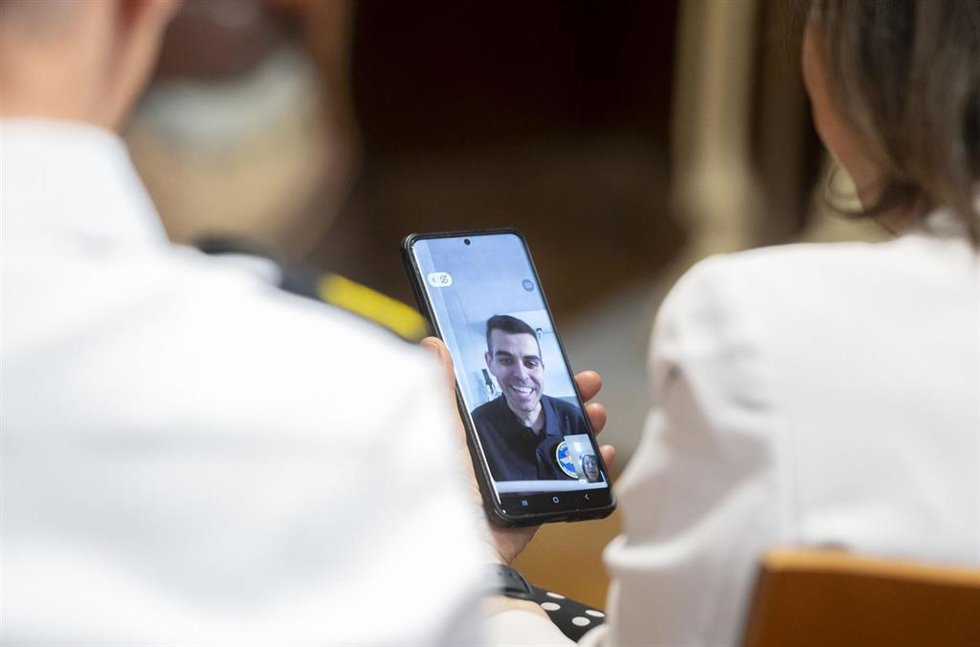 La ministra de Defensa, Margarita Robles, hace una videoconferencia con el turista repatriado desde Tailandia, Álex García, durante la visita a la Unidad Médica de Aeroevacuación del Ejército del Aire y del Espacio, en la Base Aérea de Torrejón de Ardoz