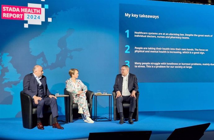 El vicepresidente ejecutivo de comunicación, Frank Sataud,  la directora general de Human 8, Magali Geens, y el ceo de Stada, Peter Goldschmidt, presentando en Roma el Stada Health Report 2024