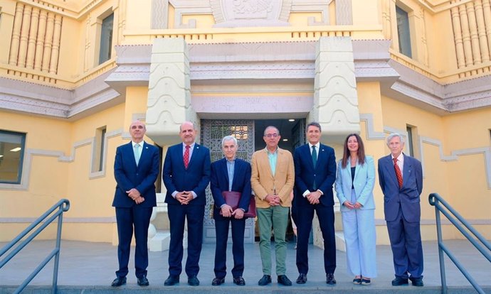 Foto de familia tras la inauguración de la Cátedra USE-CHIP, a las puertas del Pabellón de México de la Universidad.