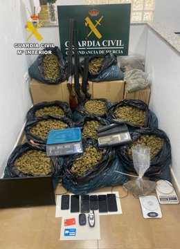 Material y droga incautados en la operación 'Macetos'
