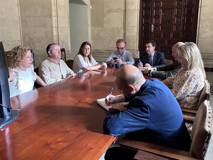 El delegado del Área de Urbanismo, Juan de la Rosa, preside la reunión con los grupos de la oposición para abordar la limitación de los pisos turísticos.