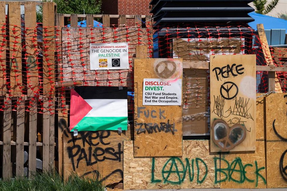 Imagen de archivo de pancartas y banderas propalestinas en Los Ángeles.